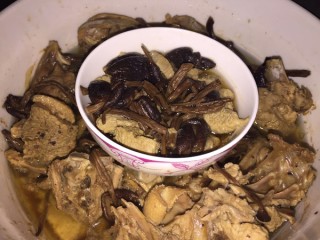  茶树菇焖鸭肉 第7步