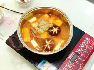  香菇番茄豆腐火锅 第3步