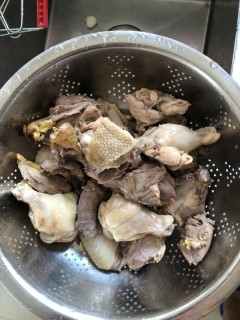  一鸡两吃之小鸡炖蘑菇加松茸鸡汤 第8步