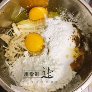  金针菇鸡蛋饼 第3步