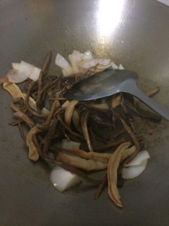  茶树菇炒牛肉片 第3步