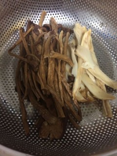  茶树菇炒牛肉片 第2步