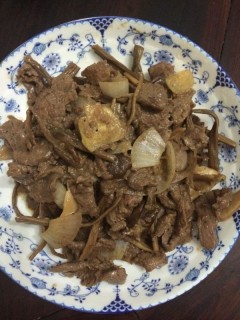  茶树菇炒牛肉片 第6步