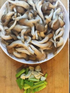  素炒蘑菇 第1步