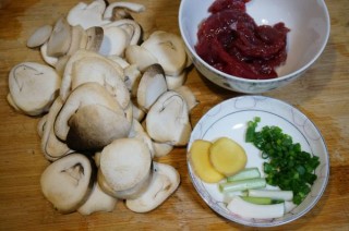  蚝油草菇炒牛肉 第1步