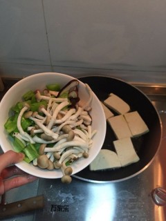  蘑菇豆腐煲 第1步