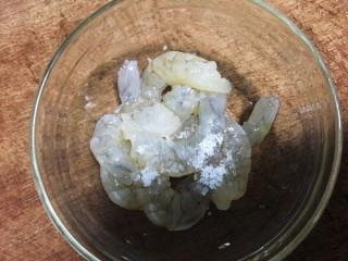  芝士虾仁焗菌菇 第1步