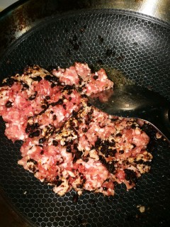  菌菇豆豉猪肉酱 第3步
