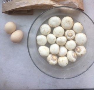  香煎蘑菇焗鸡蛋 第1步