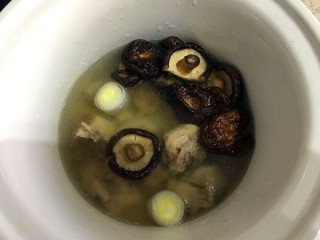  香菇炖鸡汤 第6步