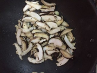  油菜炒香菇 第3步
