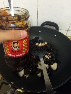  香菇炒木耳 素食家常菜 第5步
