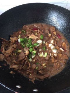  圆菇牛肉小炒 第13步