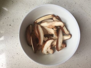  香菇炒青菜 第2步