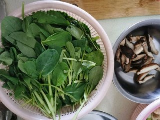  青菜炒香菇（简单） 第1步