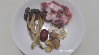  姬松茸+茶树菇+排骨汤 第1步