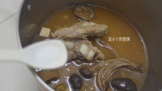  姬松茸+茶树菇+排骨汤 第6步