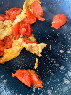  西红柿鸡蛋烩金针菇 第4步