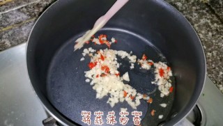  酸汤金针菇肥牛 第4步